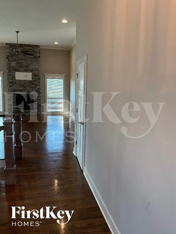 3 bed, 3.0 bath, 2552 sqft, $3,590 — Photo 2