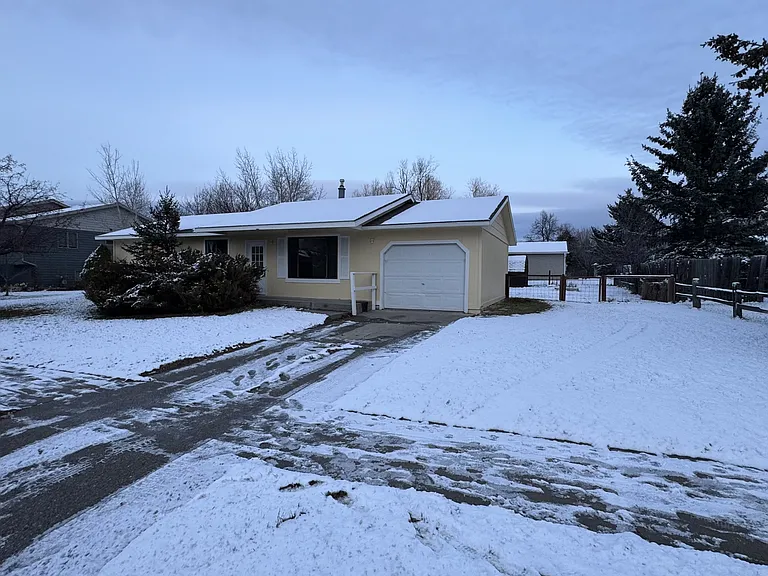 110 N Yellowstone Ave — Photo 1