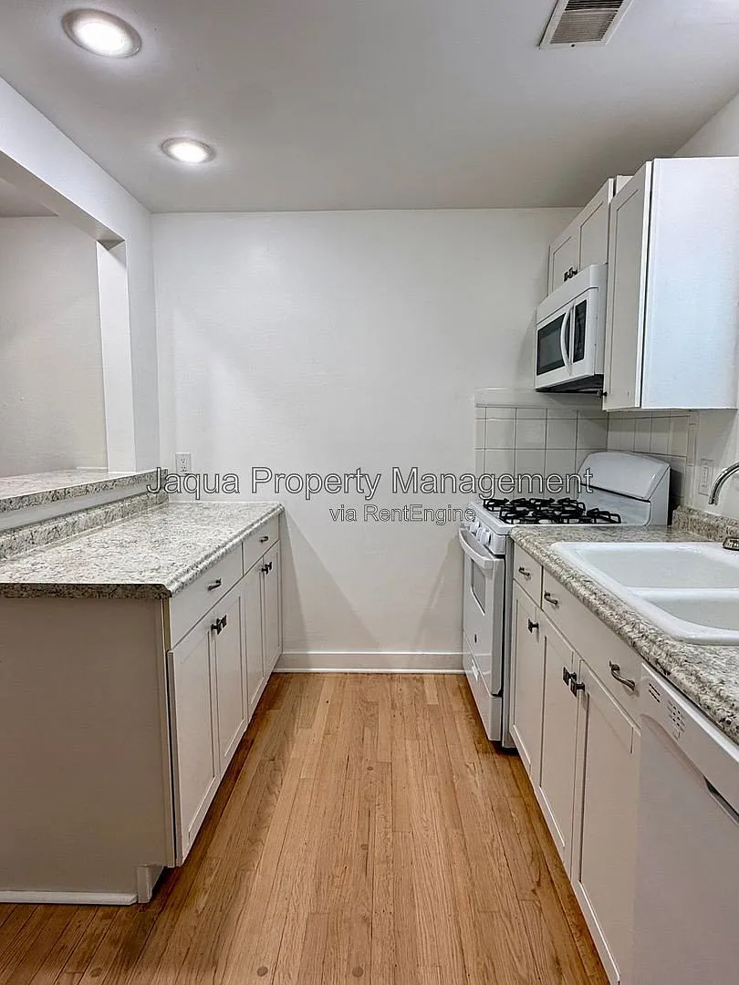 3 bed, 1.0 bath, 975 sqft, $1,800 — Photo 3