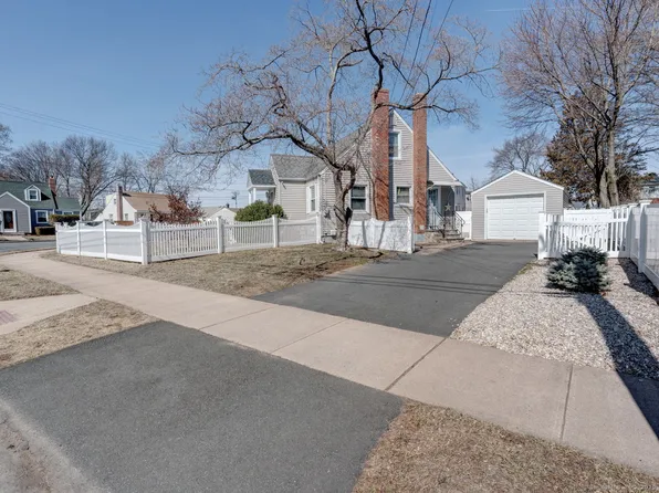 3 Crestwood Drive, Manchester, CT 06040