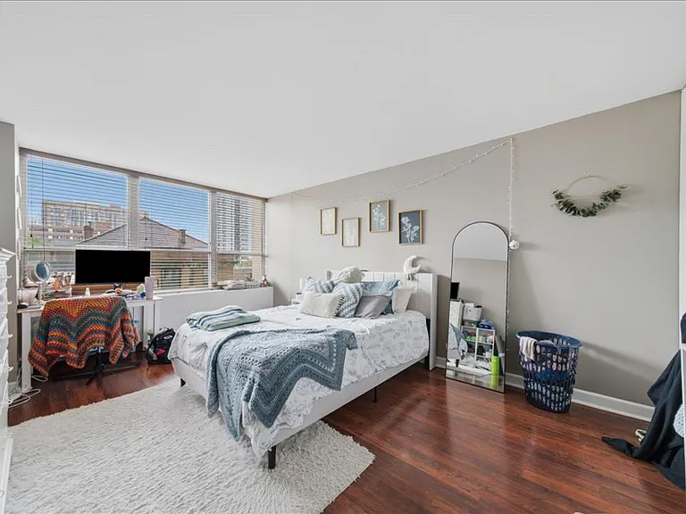 655 W Irving Park Rd #412 — Photo 8