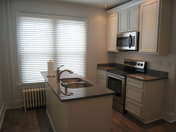 Large island with dishwasher