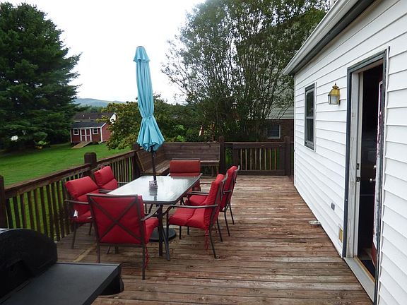 5th image of 200 Lakeview Dr