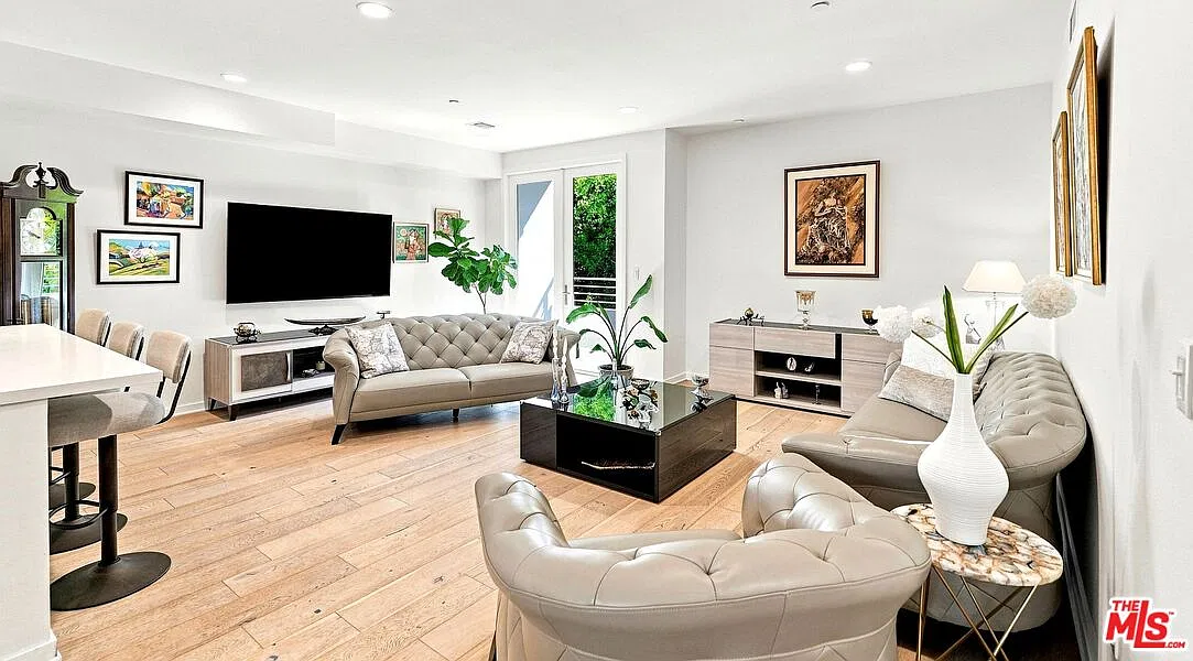 2 bed, 2.5 bath, 1400 sqft, $5,500 — Photo 3