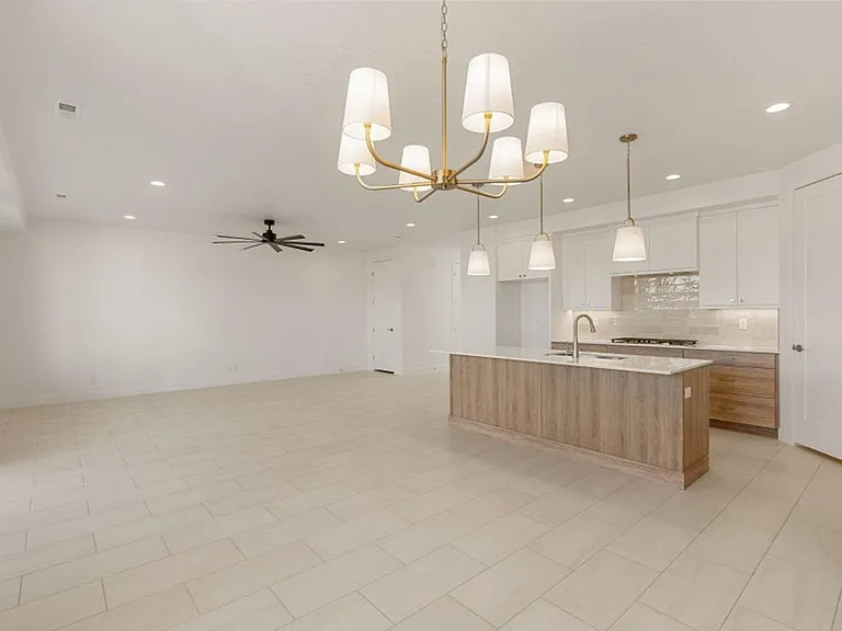 2433 Patricia Dr — Photo 7