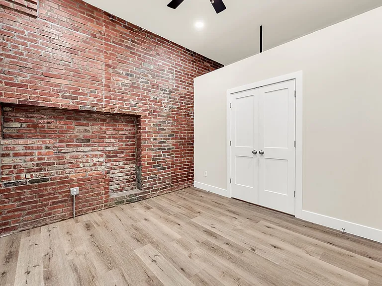 235 N Market Ave — Photo 34