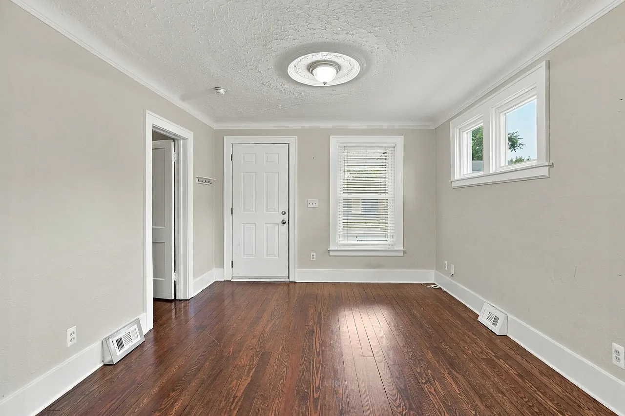 3 bed, 1102 sqft, $2,000 — Photo 4
