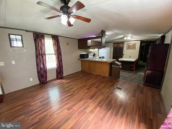 4th image of 15 Acorn Ln