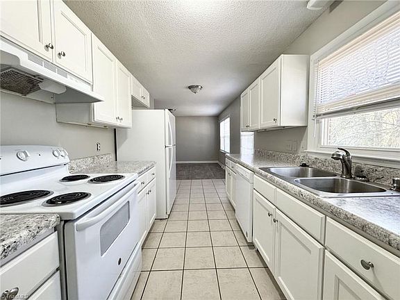 2nd image of 3020 Branderwood Dr