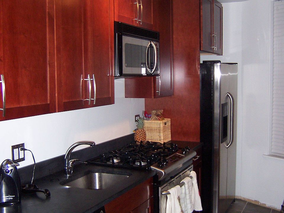 granite countertops/stainless steel appliances