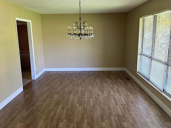 3rd image of 211 Lafollette Cir