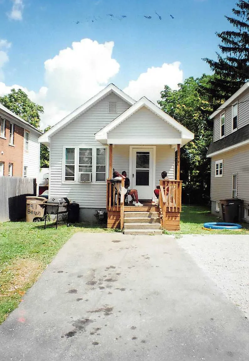 2 bed, 698 sqft, $1,000 — Photo 1