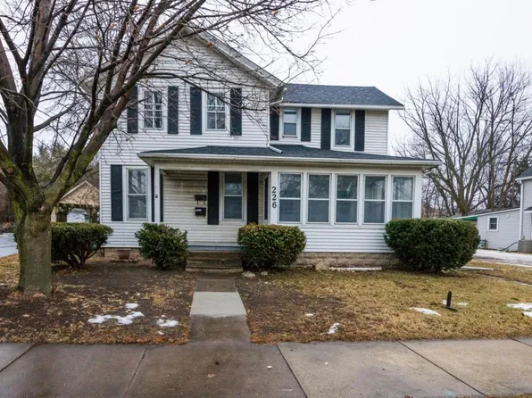 226 Summit Ave, Oconomowoc, WI 53066