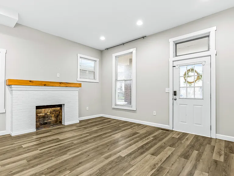 1112 E Spring St #1 — Photo 3