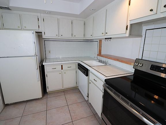 2nd image of 401 Ocean Dr APT 506