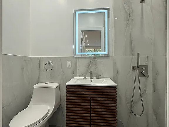 3rd image of 691 Rutland Rd #4