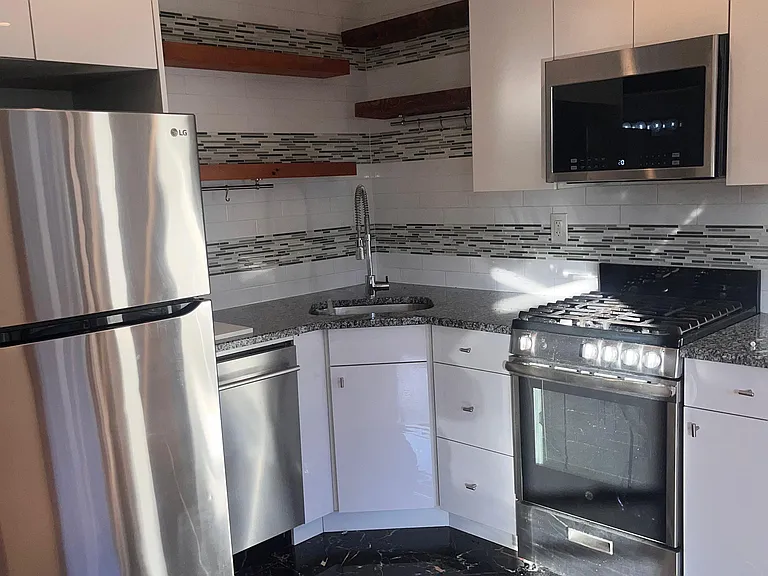 1308 Dean St #4R — Photo 7