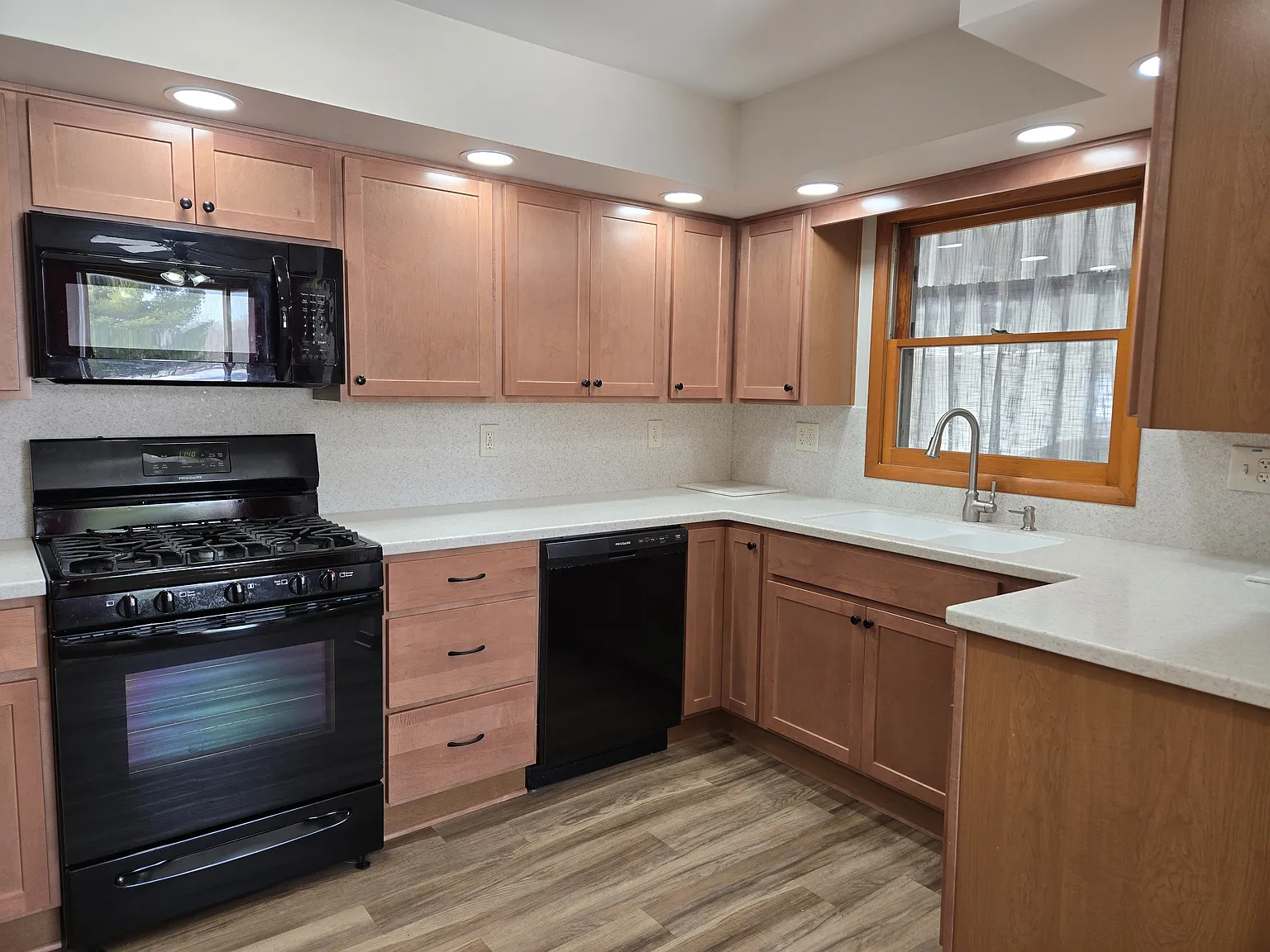 3 bed, 1056 sqft, $1,600 — Photo 3