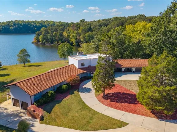 1900 La Vista Dr, High Point, NC 27265