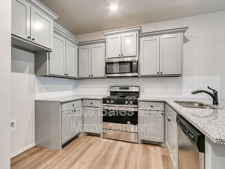 8002 NW 105th Ter — Photo 9