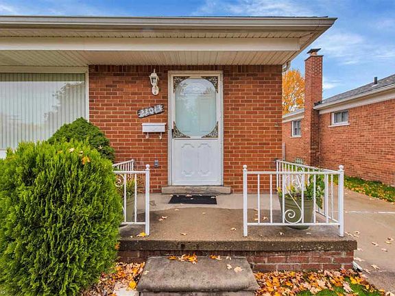 5th image of 23013 Playview St