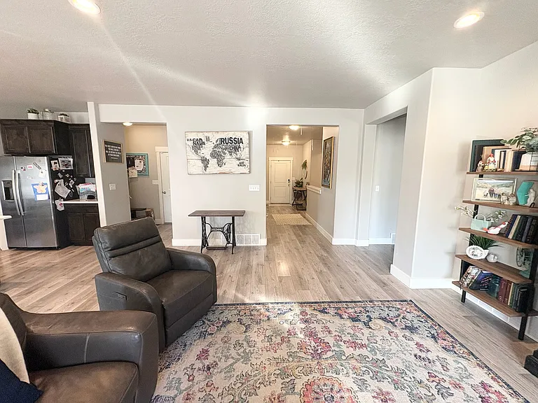 1128 N Coachman Ln — Photo 6