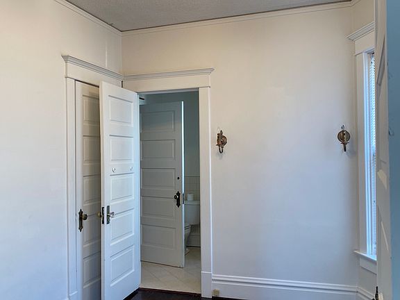 5th image of 518 E Grove St #0