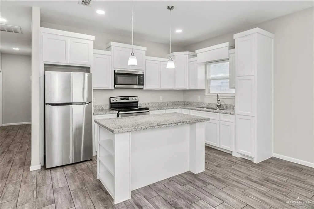 3 bed, 2.0 bath, 1068 sqft, $1,250 — Photo 3