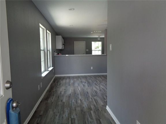 3rd image of 400 Pecan St