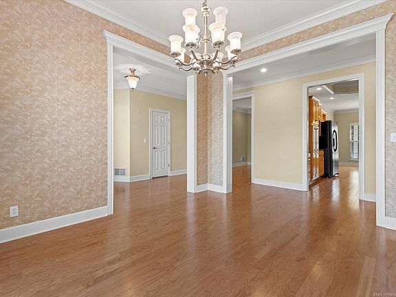 5th image of 2625 Huntington Dr