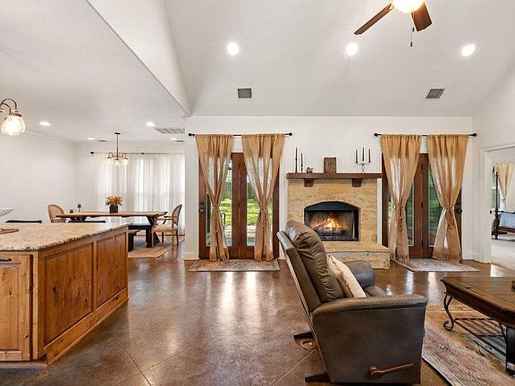 4th image of 101 Winding Oak Dr
