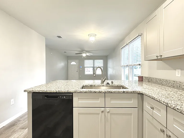 704 E Chestnut Ave — Photo 7