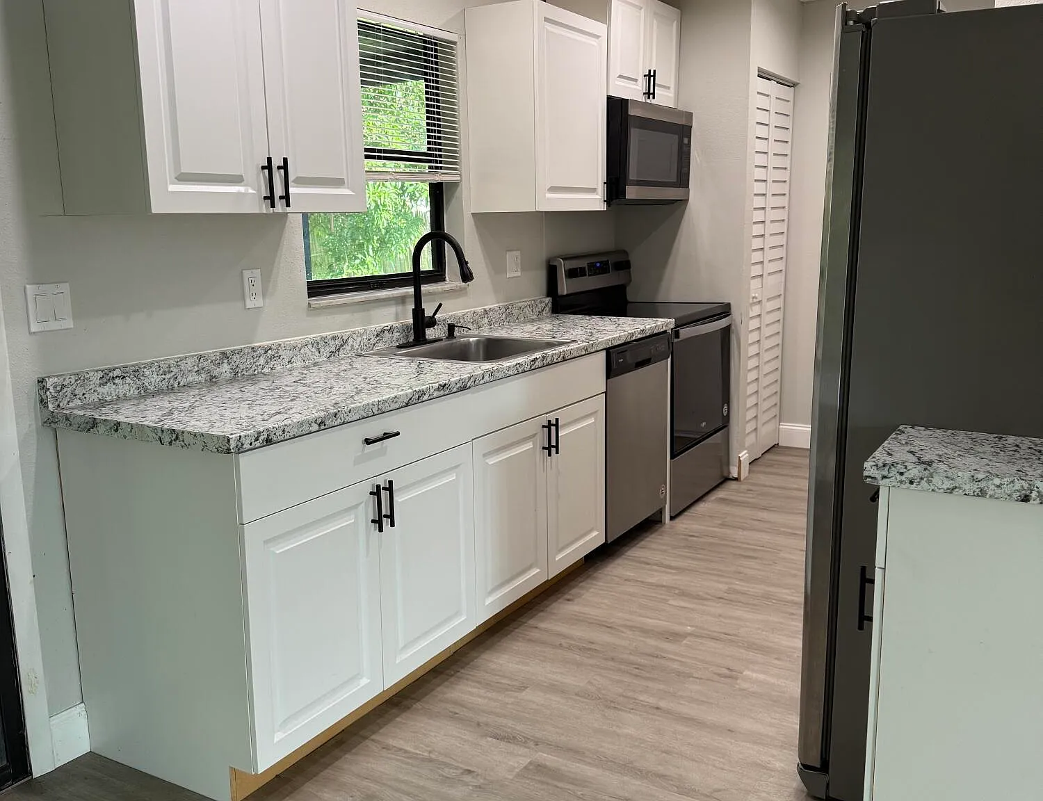 3 bed, 2.0 bath, 1000 sqft, $2,200 — Photo 2