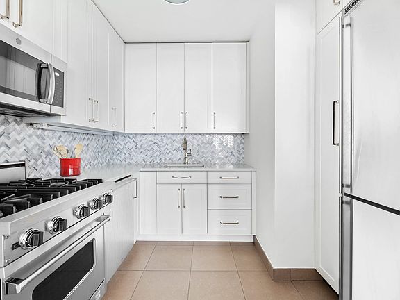 3rd image of 12 W 72nd St APT 7B