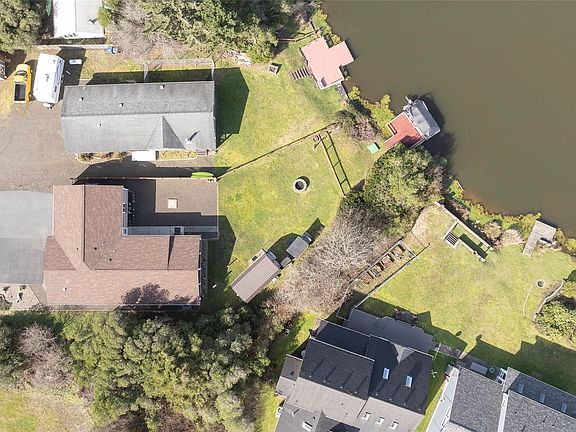 3rd image of 124 Marine View Drive SE