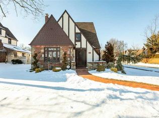 51 Ackley Ave, Malverne, NY 11565