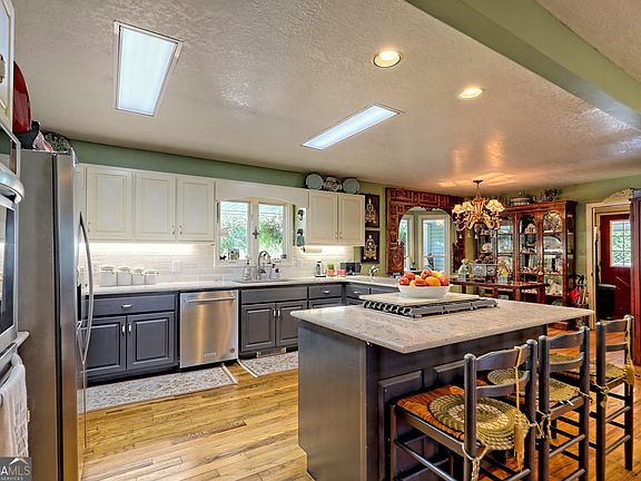 2nd image of 476 Franklin St