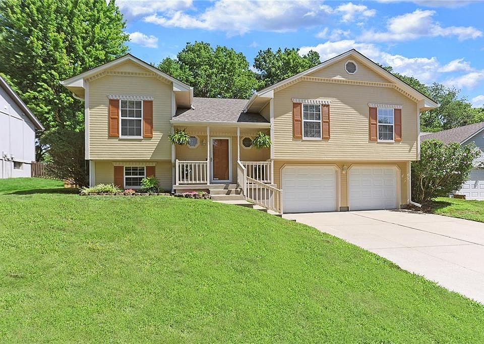 1st image of 1215 NE Quail Walk Dr