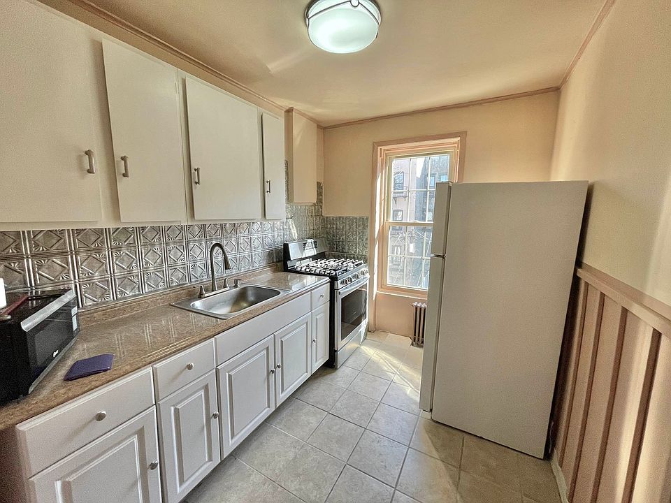 1st image of 444 Bainbridge St APT 1