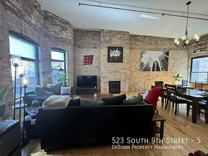 "Experience Urban Elegance: Furnished 2-Bedroom Townhouse with Scenic Views & Cozy Fireplace on S... — Photo 3