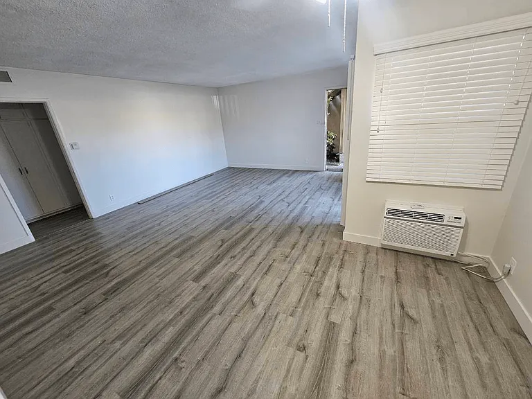 10327 Downey Ave — Photo 14