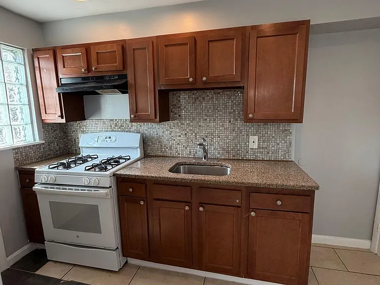 932 Elton Ave — Photo 8
