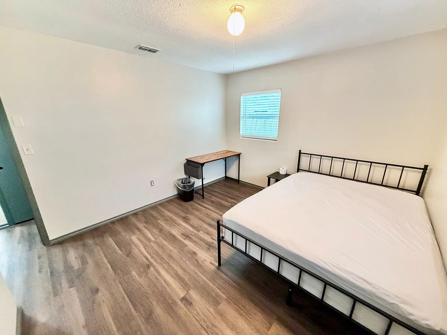 4 bed, 1.0 bath, 1100 sqft, $983 — Photo 2