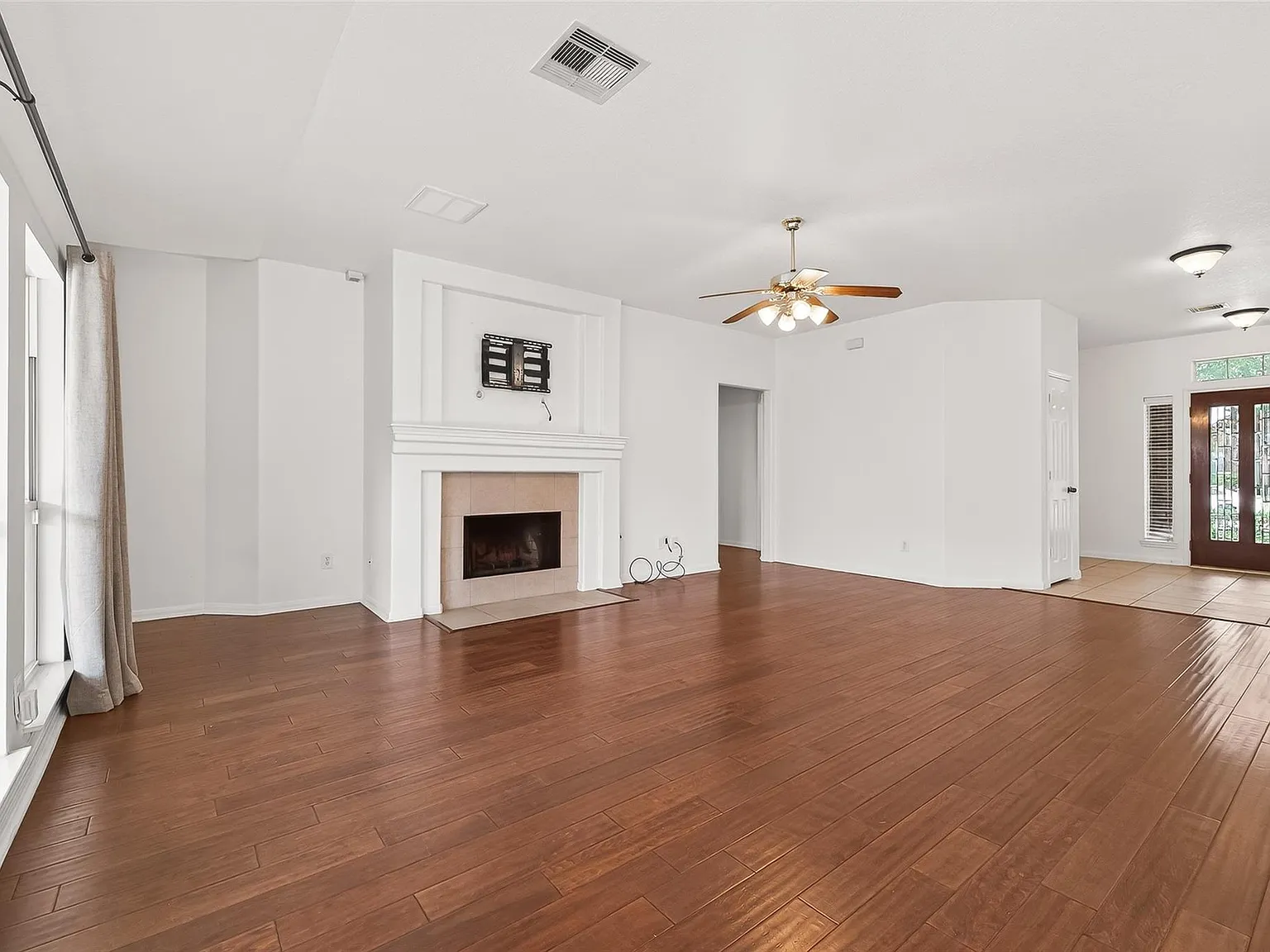 3 bed, 2.0 bath, 1851 sqft, $2,300 — Photo 4