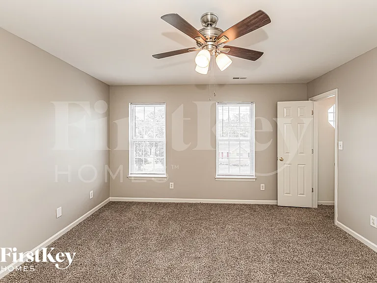 809 Hounds Chase Dr — Photo 8