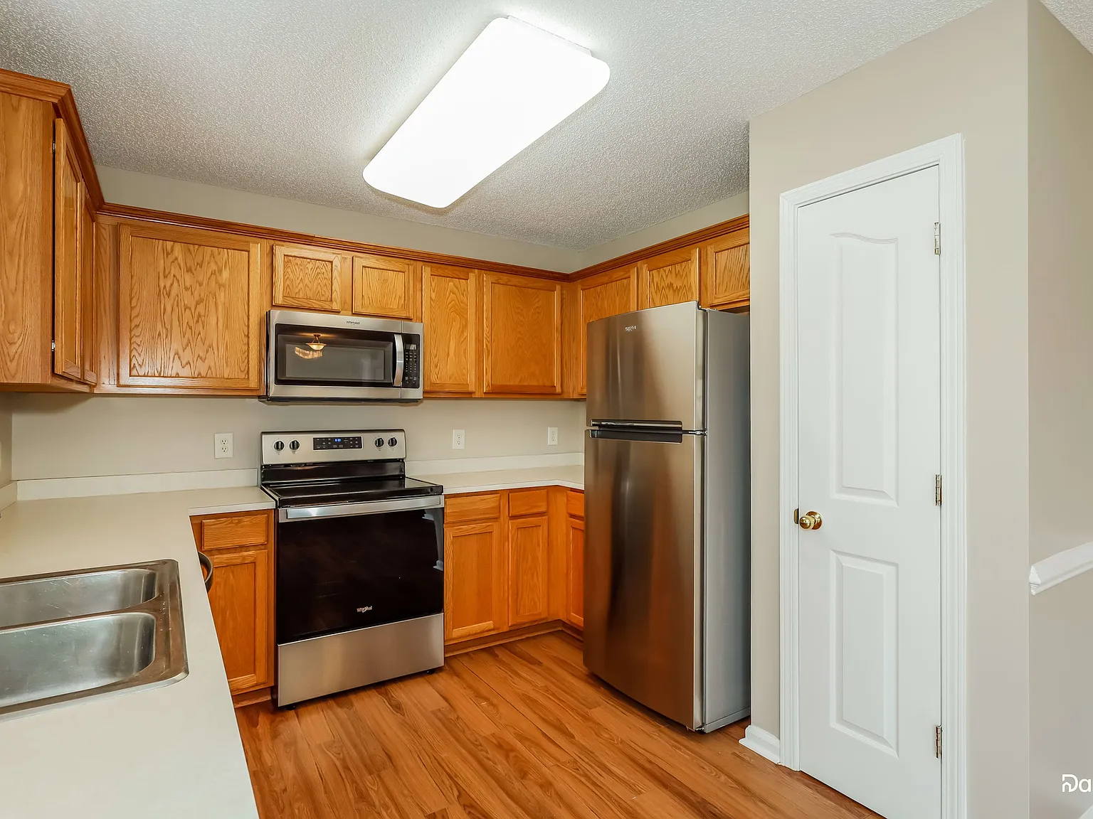 3 bed, 2.5 bath, 1555 sqft, $1,930 — Photo 3