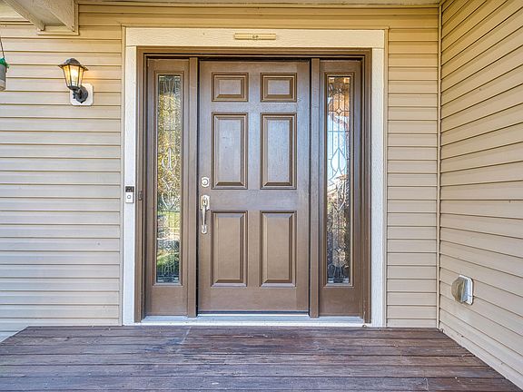 3rd image of 4393 Knoll Crest Dr