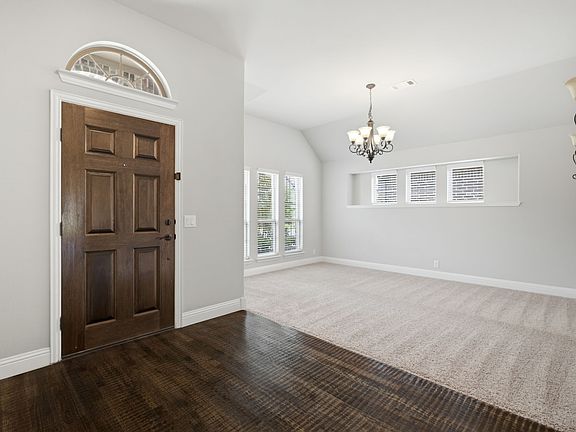 4th image of 2115 Victoria Ln