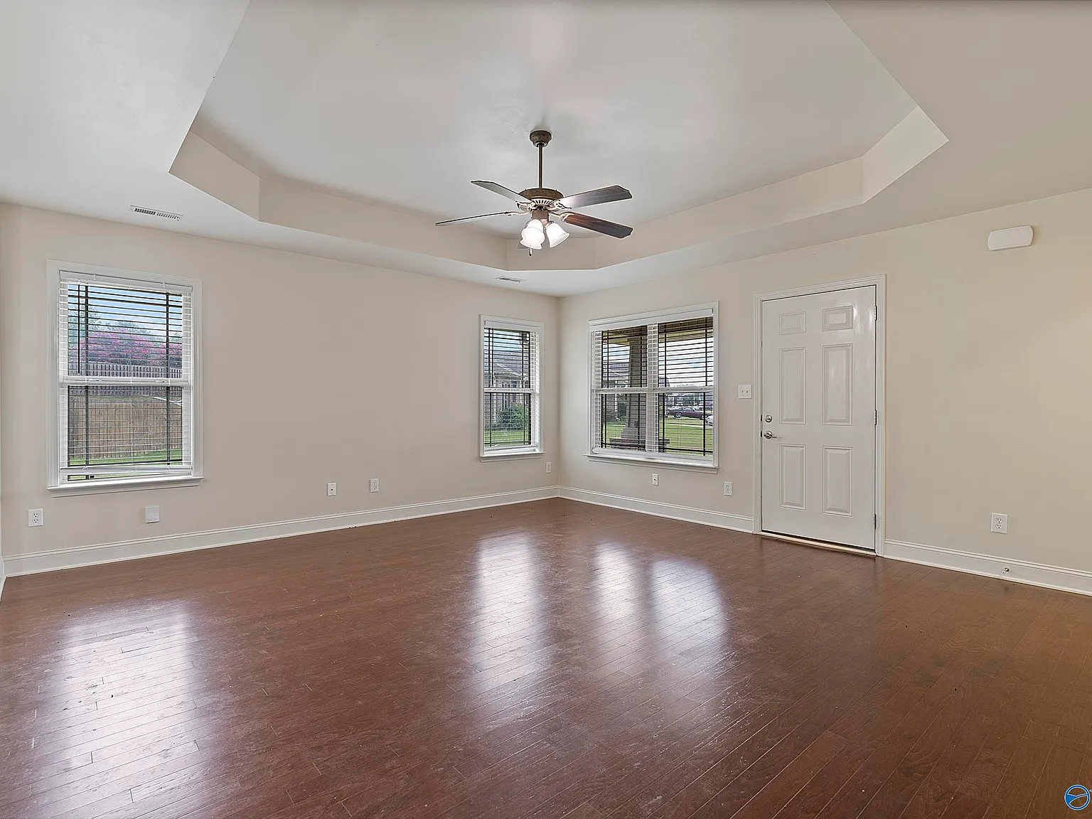 3 bed, 2.0 bath, 1438 sqft, $1,645 — Photo 3