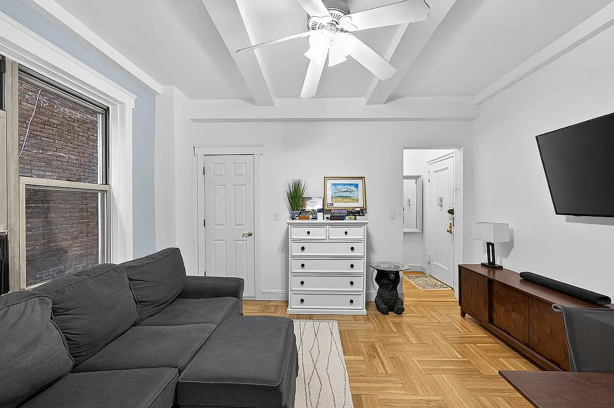 25 W 64th St APT 4D photo 1